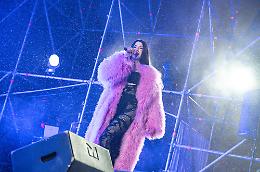 Anna dal palco di Prato Nevoso interrompe il litigio tra fan - VIDEO