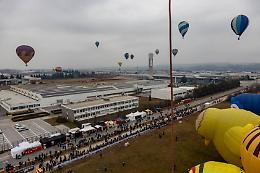 Raduno dell'Epifania a Mondovì, mongolfiere ancora in volo nel nevischio. Tutto fermo nel pomeriggio