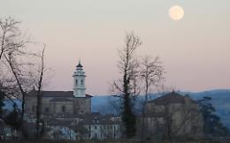 La "luna del lupo", la prima luna piena del 2025, sorge sul castello di Carrú