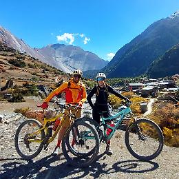 Elisa Roux e Giorgio Emanuel raccontano il loro viaggio in bicicletta attraverso il Nepal