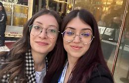 Due garessine nelle prime file della finale di Sanremo