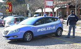 Scappano gettando via la merce, arrestate due gemelle