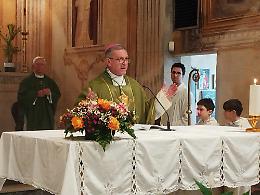 Bene Vagienna, il vescovo Egidio in visita pastorale a Isola e Podio: "Preghiamo per il Papa"
