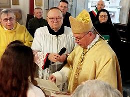 Il benvenuto della comunità di Piozzo al vescovo, in visita pastorale