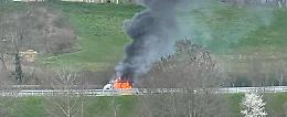 Veicolo in fiamme sull'autostrada A6 all' altezza di Niella Tanaro