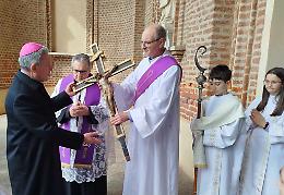 Il vescovo tra tanti giovani a Trinità: "I vostri genitori credono nei valori della famiglia"