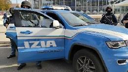Paura a Cuneo: un uomo entra in banca con una pistola giocattolo, bloccato dalla polizia