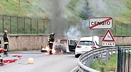 Due auto si scontrano: una prende fuoco