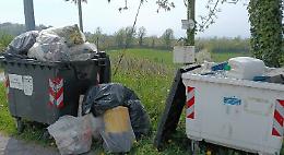 Rifiuti di ogni genere abbandonati a Bastia, il Comune: «Grave episodio di inciviltà»