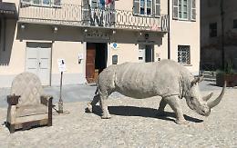 “Essere o avere”: il rinoceronte di Franco Alessandria in mostra in piazza a Farigliano