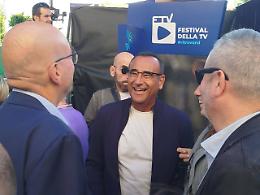 Festival della tv: Carlo Conti e Ornella Muti superstar, un paio di tifosi contestano Urbano Cairo