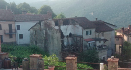 Crolla una casa abbandonata a Mallare