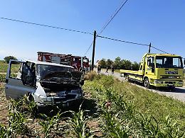 Sant'Albano, pullmino con otto persone finisce fuori strada