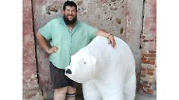 Un orso polare a grandezza naturale: ecco l'ultima opera di Andrea Bertone