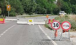 A Bastia il ponte è chiuso per lavori, ma lui apre i cancelli e passa lo stesso