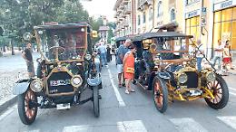 Meraviglie del passato a motore: la sfilata delle auto d'epoca