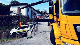 Auto delle Poste finisce in un canale a Paroldo