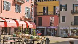 Chiede i danni al Comune per una caduta in centro