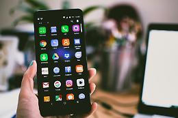 Nel pacchetto un cellulare con i segreti industriali dell’azienda: la spy story finisce in tribunale

