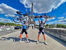 Da Carrù a Parigi con la bici in quattro giorni. «Il nostro doping? Solo un po' di birra»