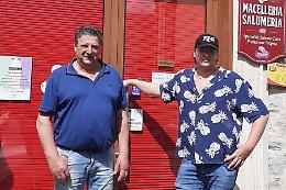 Lo storico macellaio va in pensione, tutto il paese lo celebra con una super grigliata