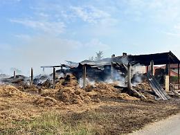Capanno di paglia e fieno distrutto dalla fiamme, quattro mezzi dei Vigili del fuoco in azione
