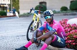42 ore a pedalare nella gara ciclistica più dura: «Ho dormito 10 minuti in due giorni»