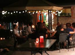 Party di sera, nel giardino del Centro diurno "Nucci Banfi" di Dogliani