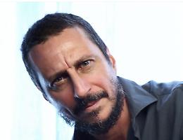 Amato, odiato, controverso, impossibile da ignorare: Luca Bizzarri fa tappa a Mondovì