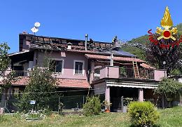 A fuoco un tetto col fotovoltaico: domato l'incendio dopo ore