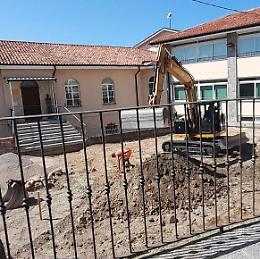 Iniziati i lavori: i bimbi della scuola avranno una nuova piazza, pensata apposta per loro