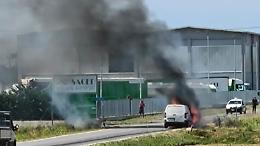 Furgone prende fuoco in strada: Provinciale chiusa al traffico per due ore