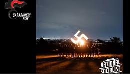 Si scambiavano materiale che inneggiava al nazismo e al suprematismo bianco