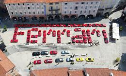 Una mega scritta formata dalle auto sportive: il giorno delle "supercar"