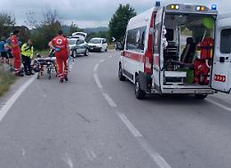 Motociclista si scontra con due ciclisti che arrivavano dalla direzione opposta