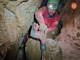 Oltre 24 ore di lavoro per salvare Marco: «Abbiamo dovuto usare anche gli esplosivi»