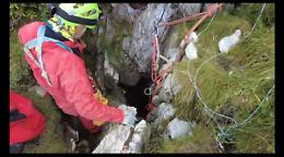 MARCO MASSOLA È SALVO: estratto dalla caverna lo speleologo. È cosciente e vigile