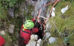 Speleologo intrappolato nella grotta, è entrata la squadra di recupero - VIDEO