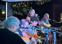 Musica, chiacchiere e risate: in tanti nel ricordo di Mauro Fissore, proprio come sarebbe piaciuto a lui