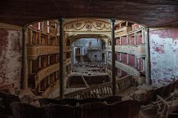 Era uno dei teatri più prestigiosi del Piemonte, oggi offre la sua bellezza decadente