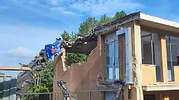 Ruspe al lavoro: via alla demolizione della palazzina dell’Alberghiero