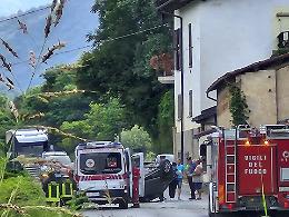 Incidente a Villanova: un'auto cappottata colpisce la colonnina del gas