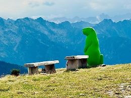 Colorate, giganti e ribelli: le marmotte di plastica che fanno discutere la montagna