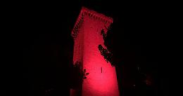 La torre medievale simbolo del paese diventa... tutta rossa! Ecco perché