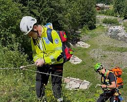 Giovani scout cuneesi bloccati su un sentiero in montagna: salvati dal Soccorso Alpino


