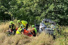 Auto giù da una scarpata, ferite due donne