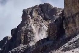 Crolla una parete della montagna: evacuati 100 escursionisti, sentieri chiusi