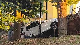 L'auto parcheggiata, con freno inserito, cade nel pendio sottostante: l'incidente a Mondovì