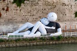 Un abbraccio gigante, nell'estate di Roma: l'opera è di Millo, ma sapete chi l'ha realizzata?