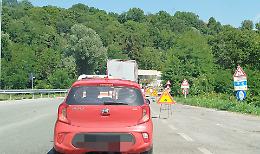 Semaforo per lavori sulla Fondovalle: traffico rallentato tra Carrù e Clavesana